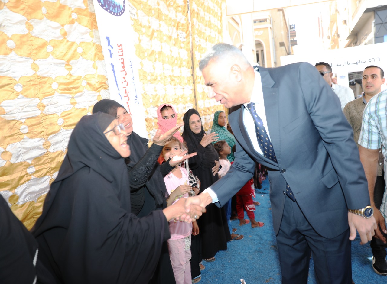 محافظ اسوان يصافح الناخبين محافظ اسوان يصافح الناخبين