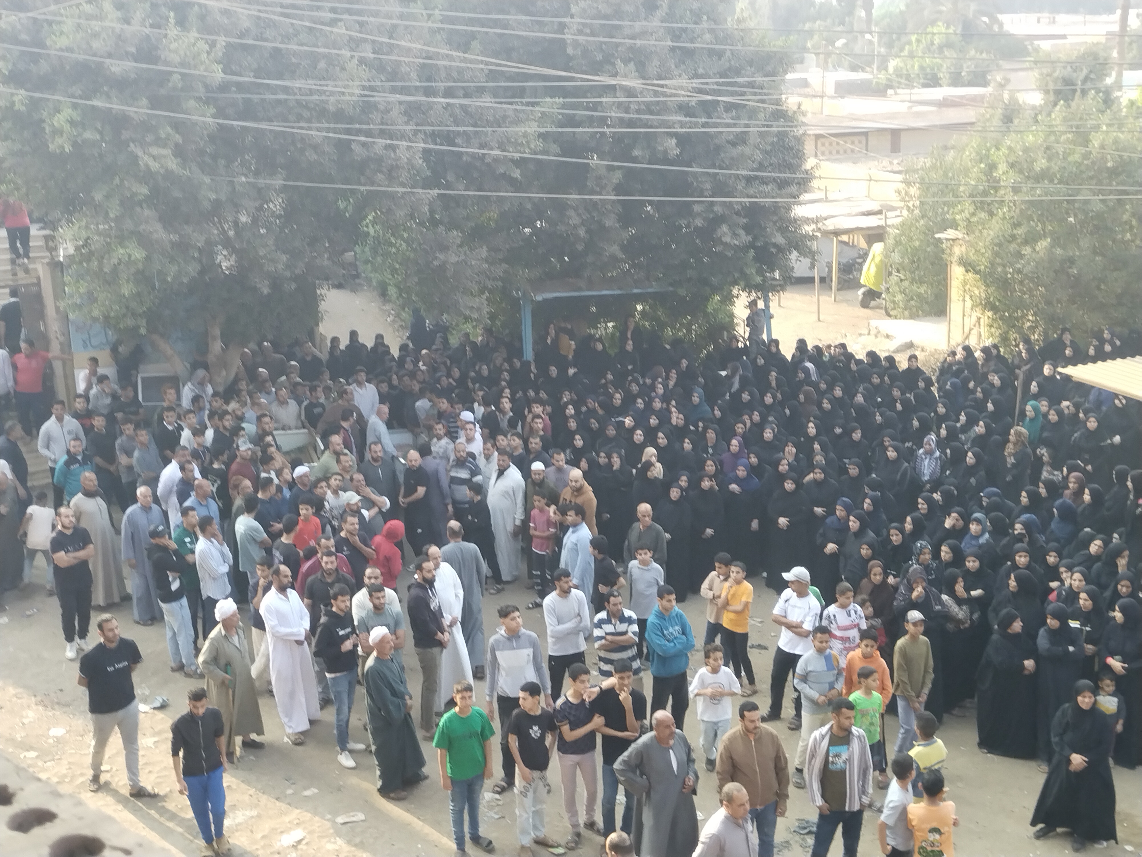 جانب من تشييع الجنازة