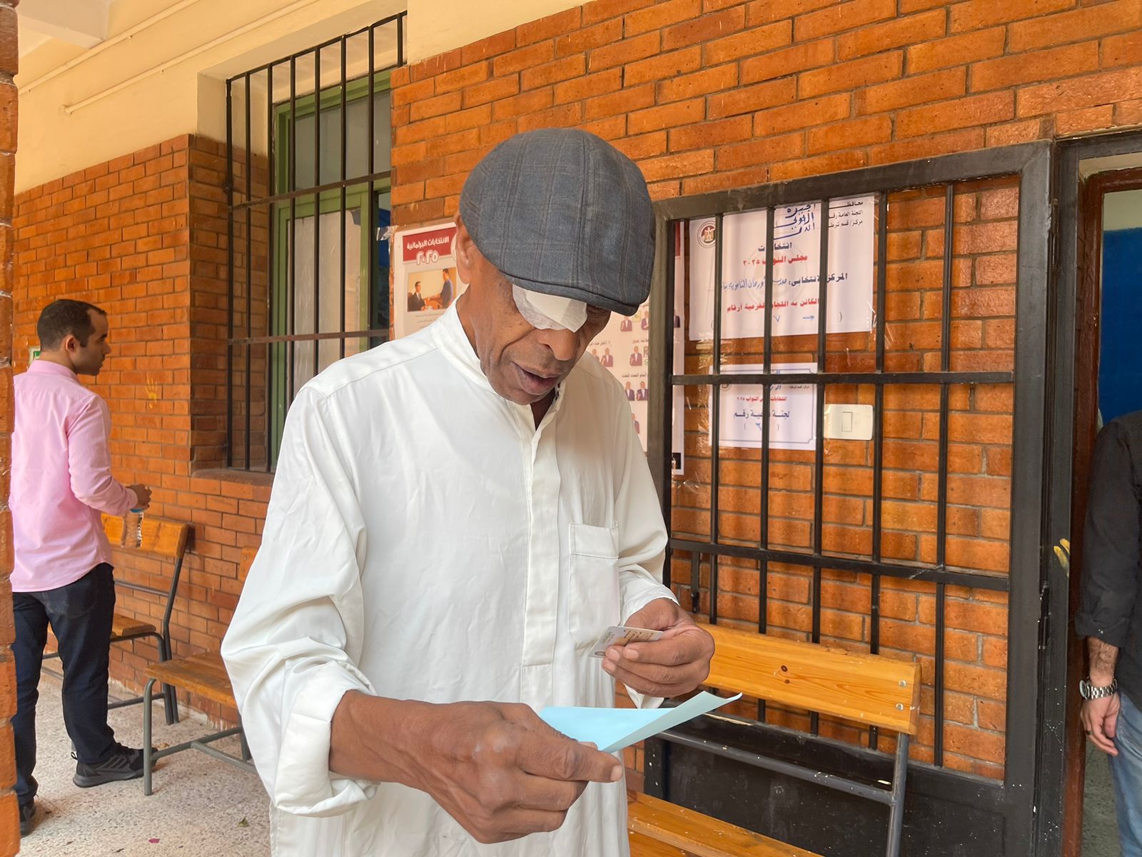 مواطن يدلي بصوته في الانتخابات بعد خضوعه لعملية جراحية في عينيه منذ ايام قليلة