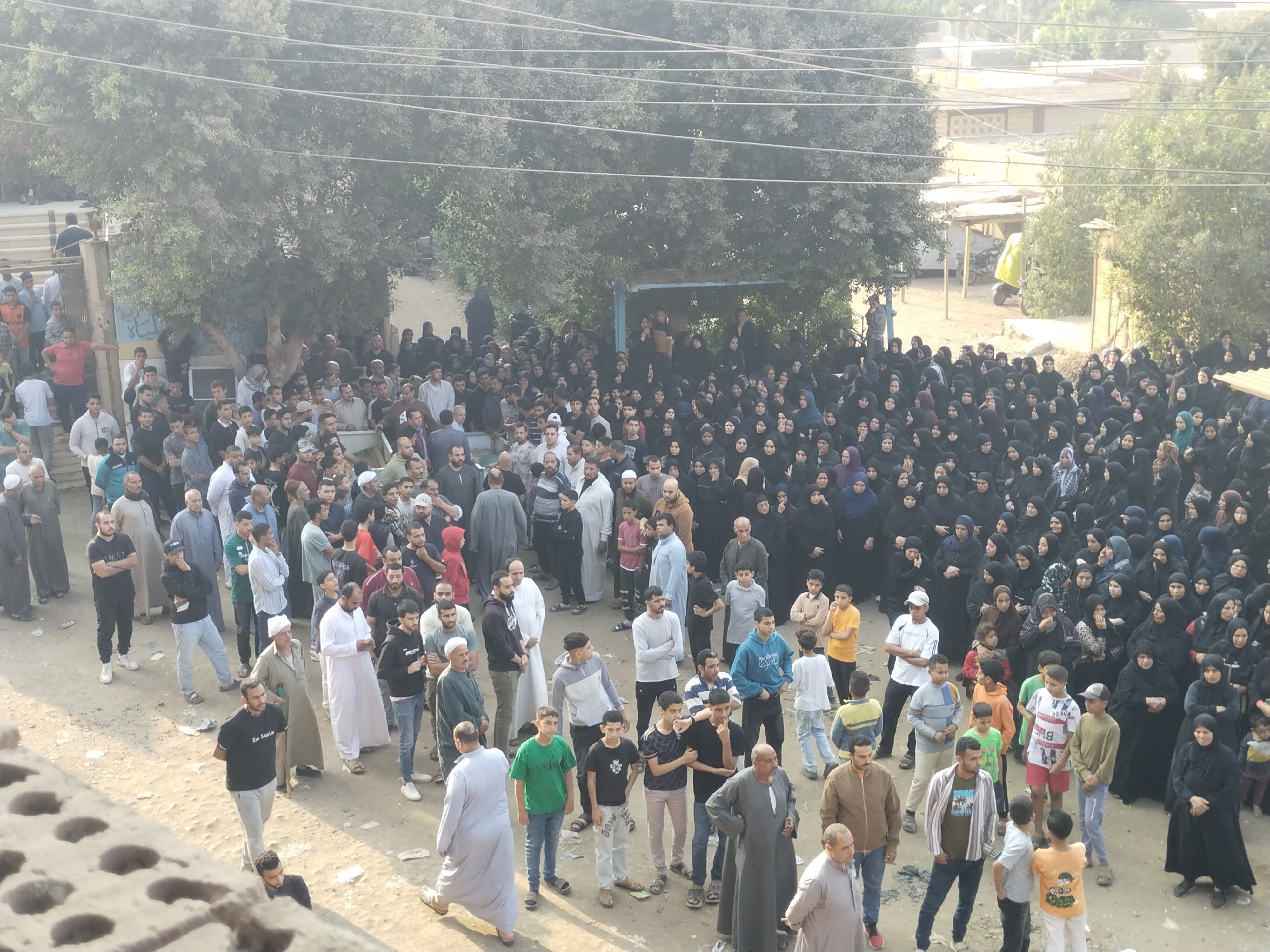 البلد كلها فى جنازة الشقيقين