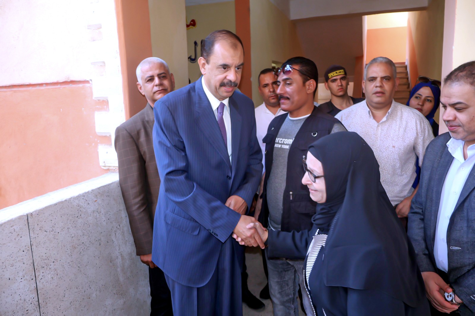 المحافظ مع كبار السن 