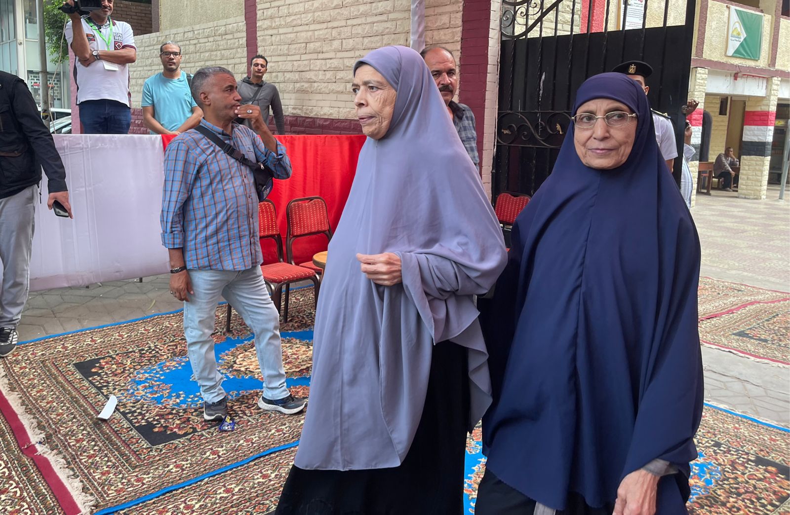 سيدة سبعينية تدلى بصوتها فى الانتخابات