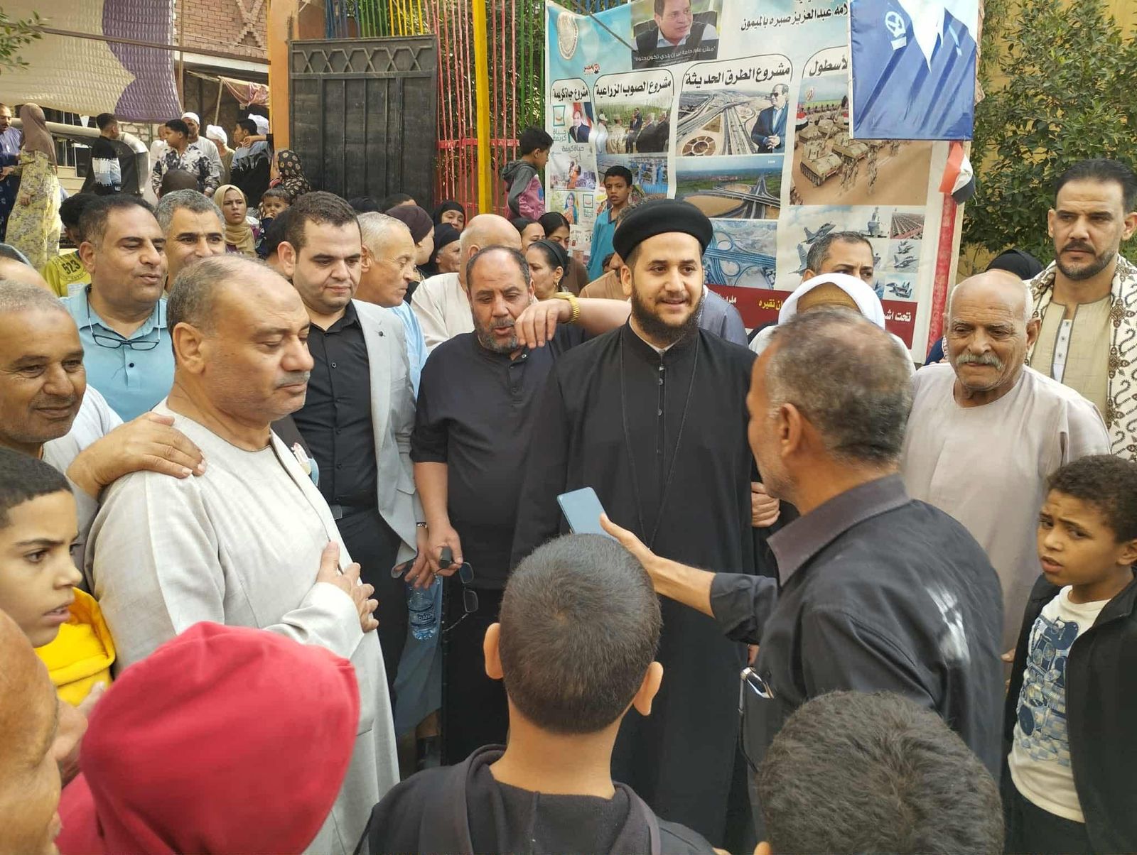 رجال الدين مع المواطنين أمام اللجان رجال الدين مع المواطنين أمام اللجان