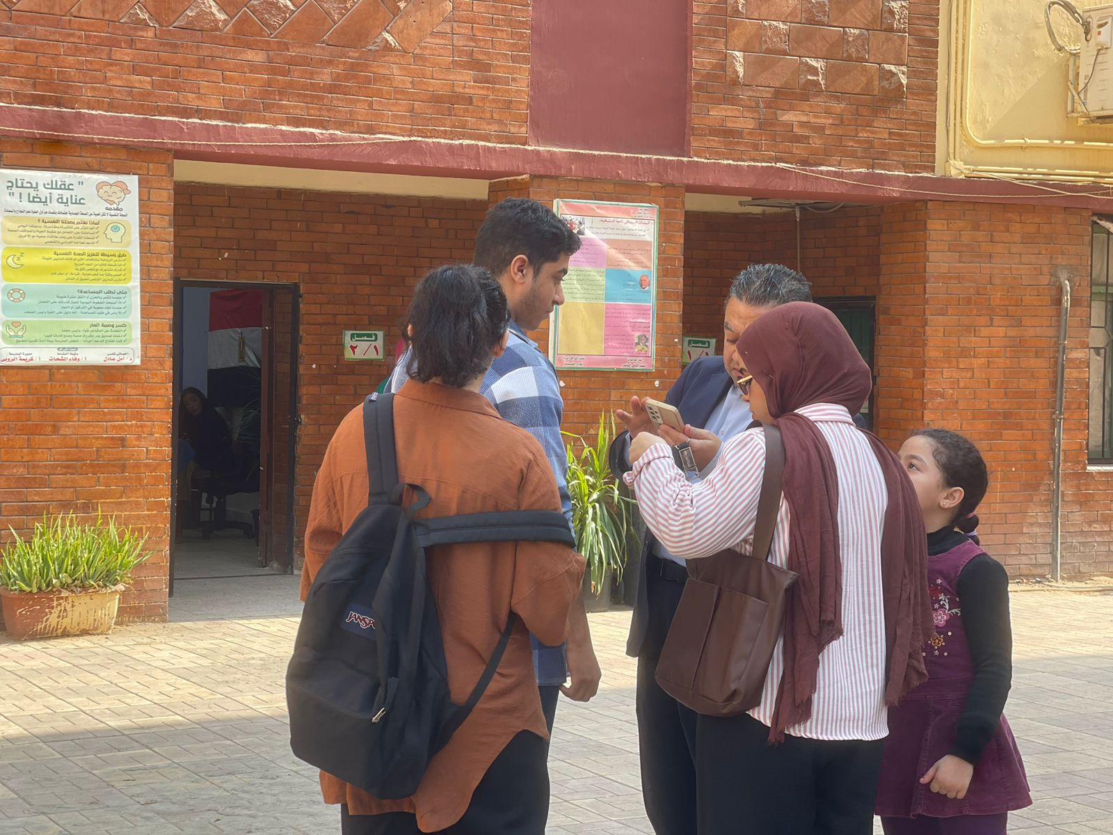 إخوة يدلون بأصواتهم معًا بانتخابات مجلس النواب