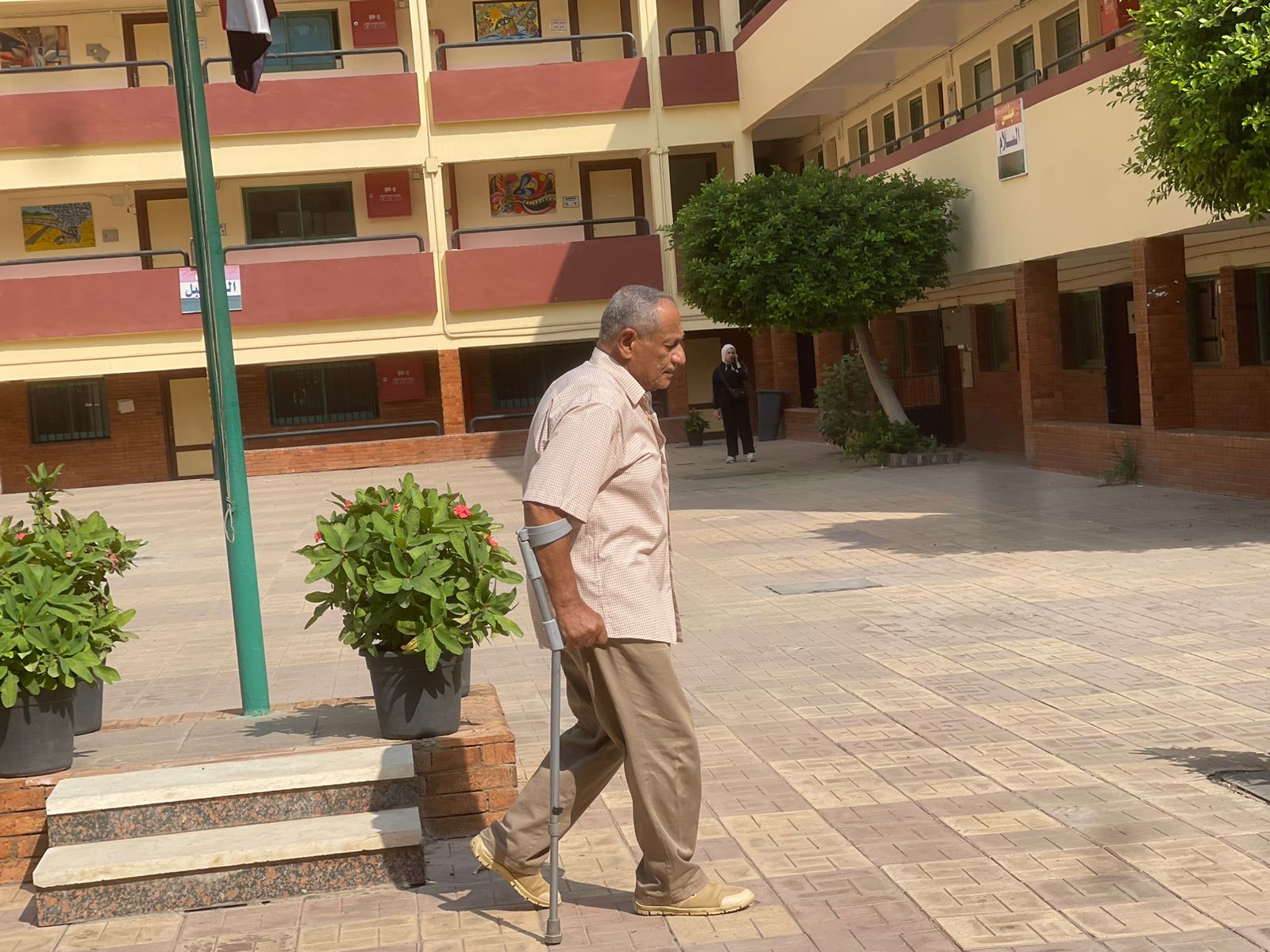 مسن بعكاز يدلى بصوته فى انتخابات مجلس النواب بالجيزة مسن بعكاز يدلى بصوته فى انتخابات مجلس النواب بالجيزة