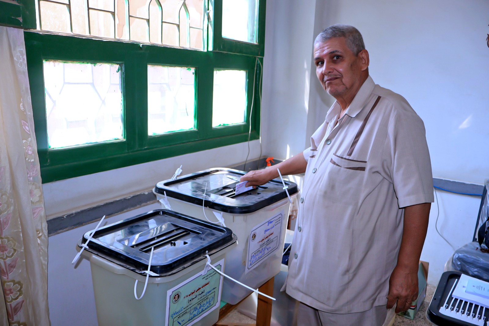 مواطن يدلى بصوته 