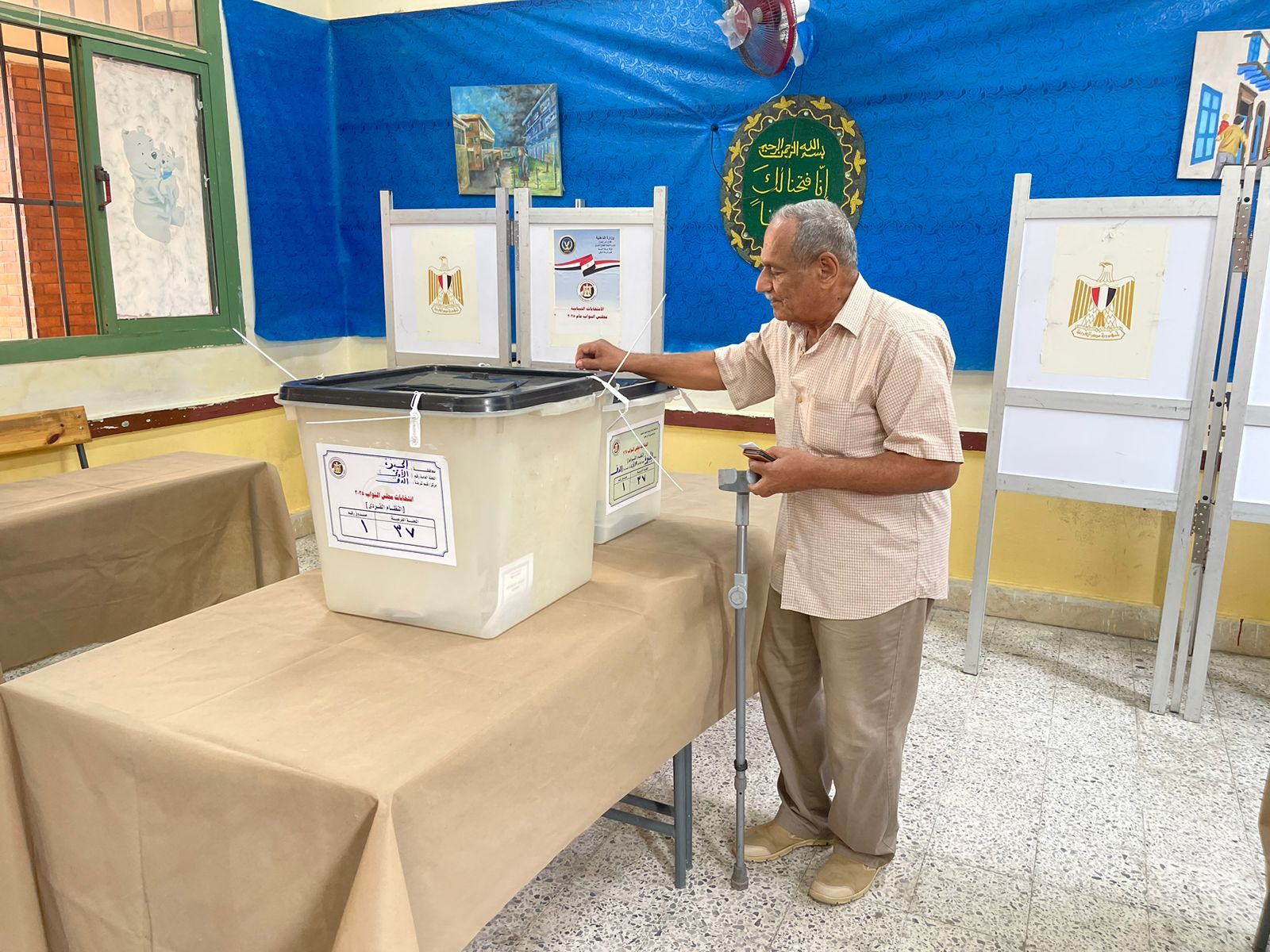 بالعكاز مسن يدلى بصوته فى انتخابات مجلس النواب بالجيزة بالعكاز مسن يدلى بصوته فى انتخابات مجلس النواب بالجيزة