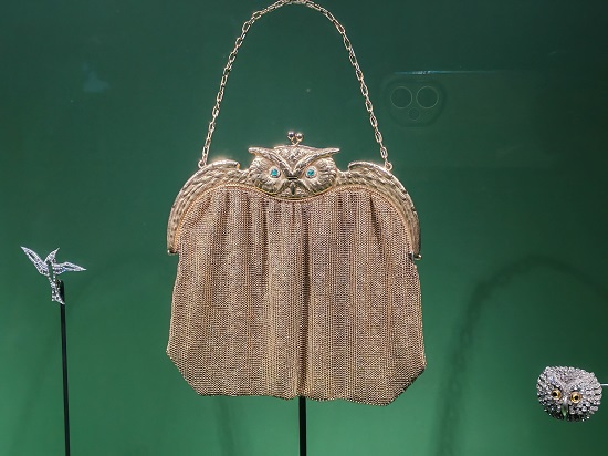 حقيبة من الذهب المرصع على شكل بومة