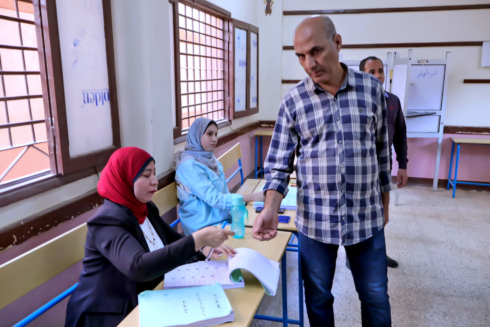 مواطن يبحث عن الأسم