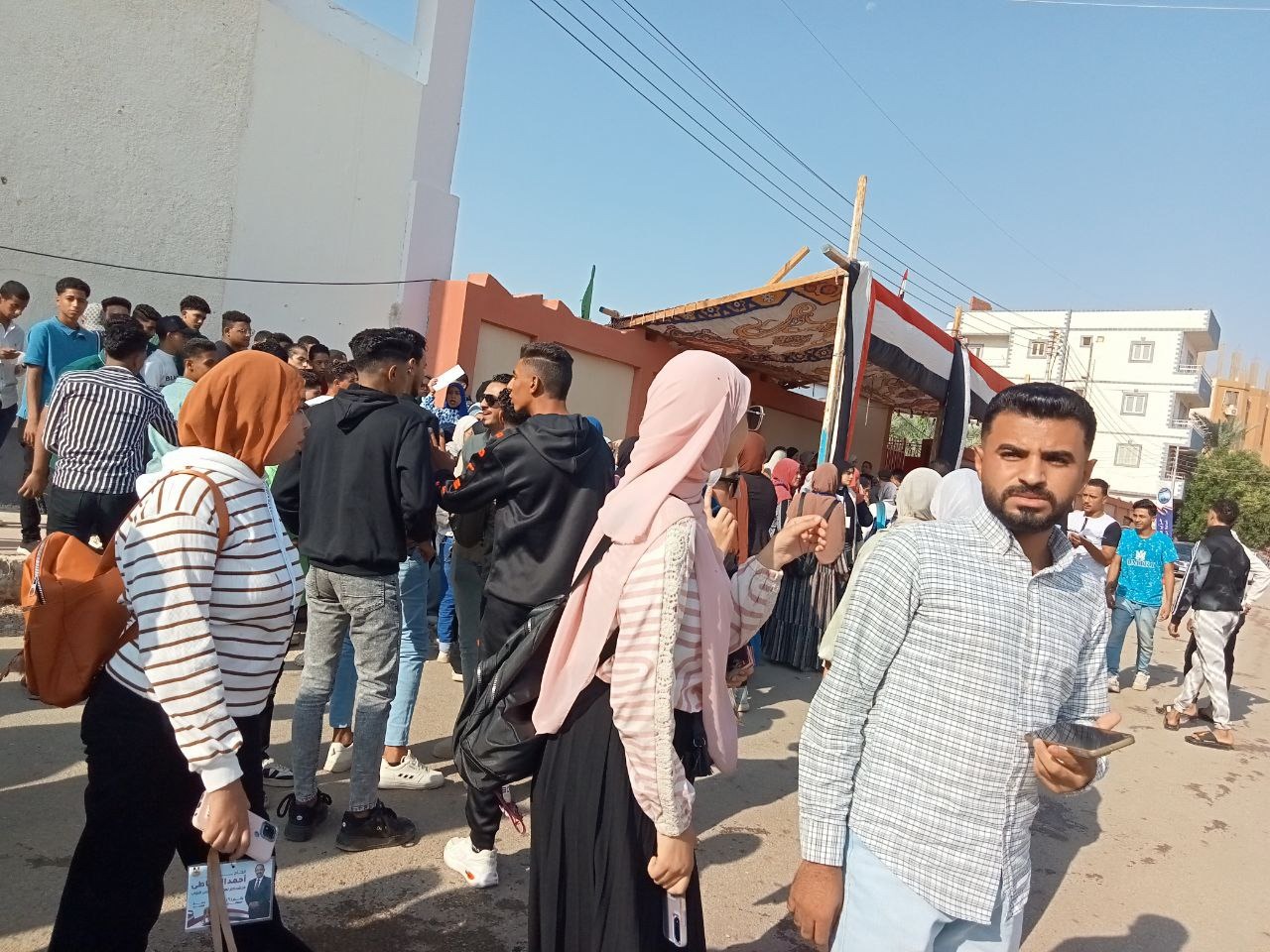 إقبال الشباب فى الوادي الجديد على لجان انتخابات مجلس النواب (1)