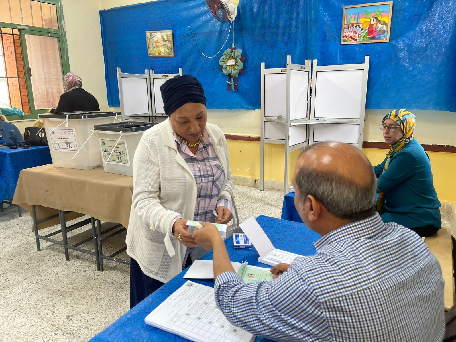 المرأة تثبت حضورها بقوة فى أول أيام التصويت بانتخابات النواب فى الجيزة المرأة تثبت حضورها بقوة فى أول أيام التصويت بانتخابات النواب فى الجيزة