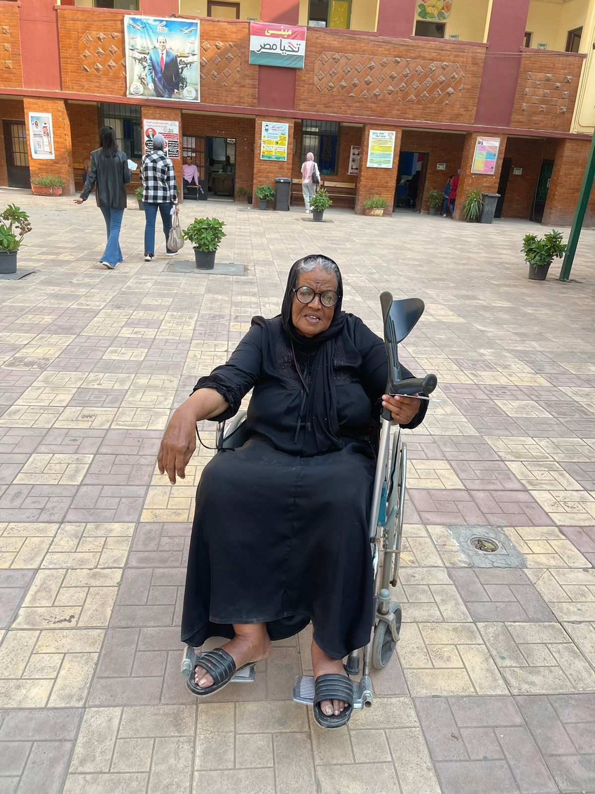 مسنة  تدلى بصوتها فى انتخابات النواب على كرسى متحرك
