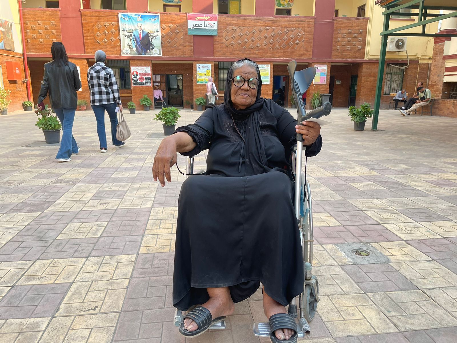 زينب تدلى بصوتها فى انتخابات النواب على كرسى متحرك