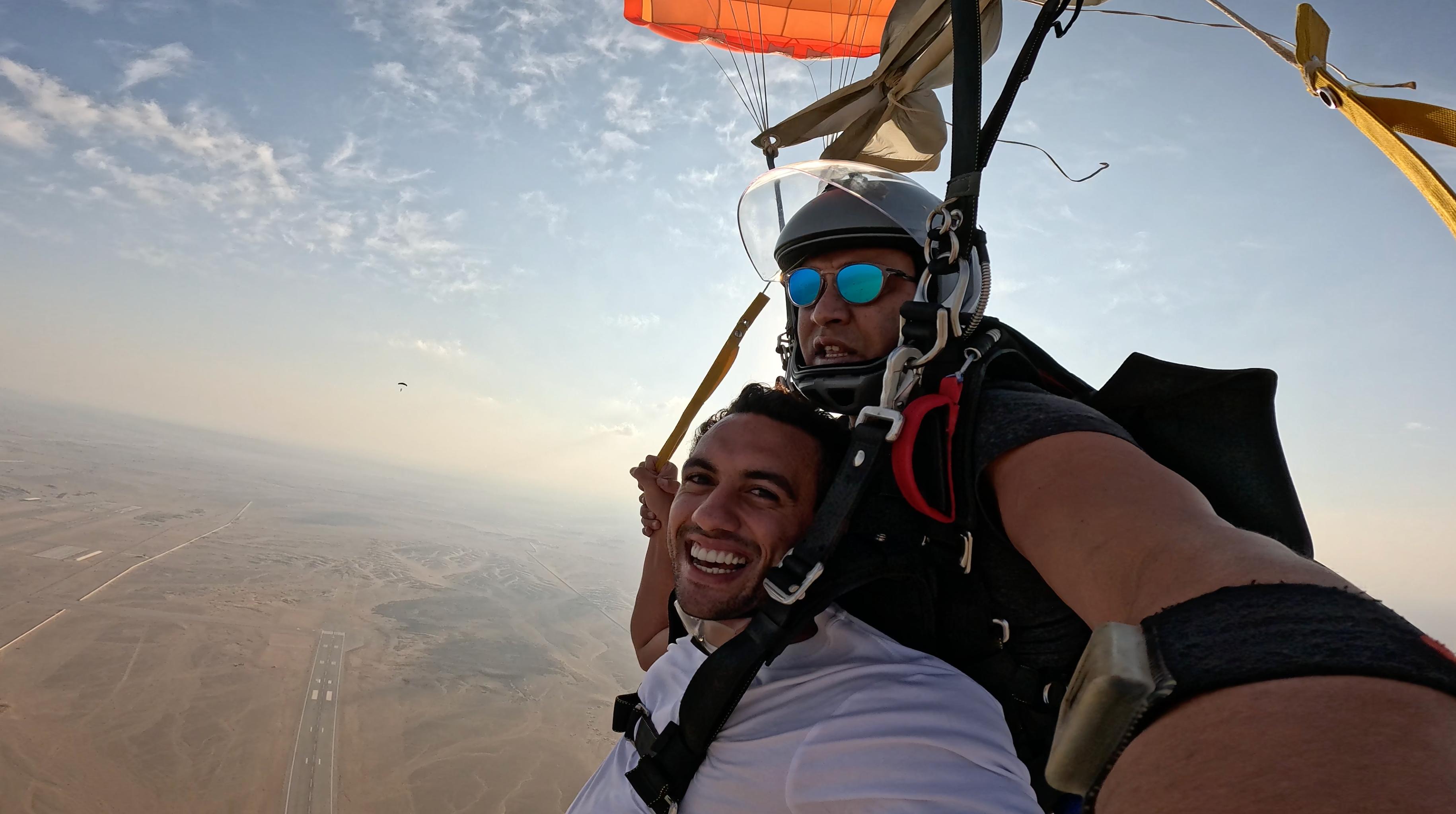 بطل الخماسي يقفز بالمظلات