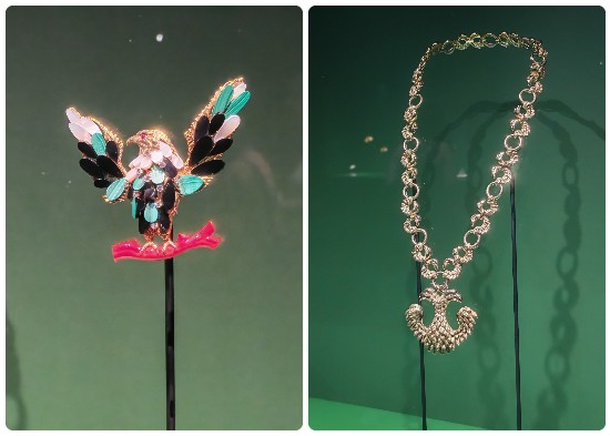 قلادة ودبوس