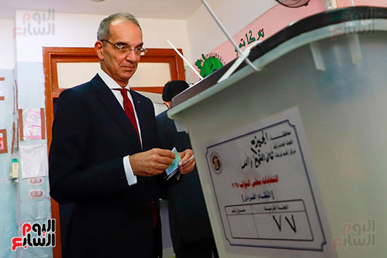 وزير الاتصالات يدلى بصوته فى انتخابات النواب (11)