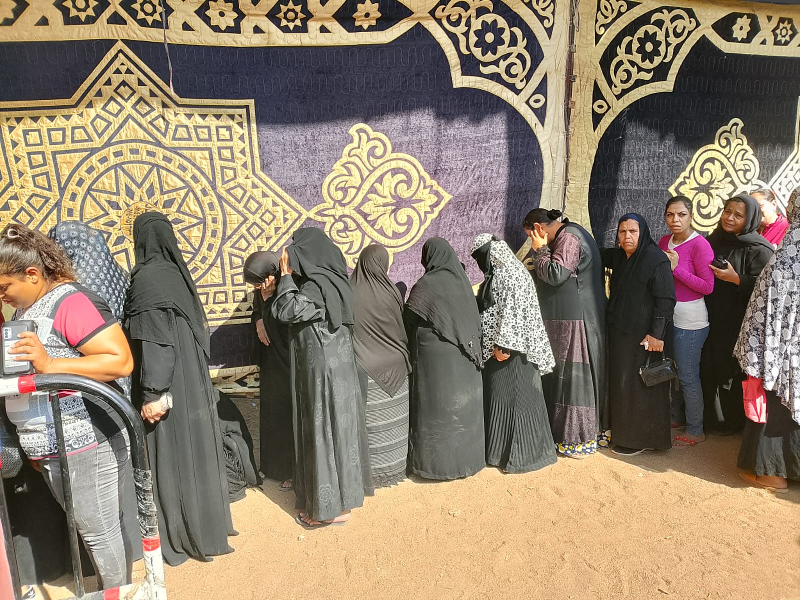 سيدات يستعلمن عن ارقامهن في الكشوف