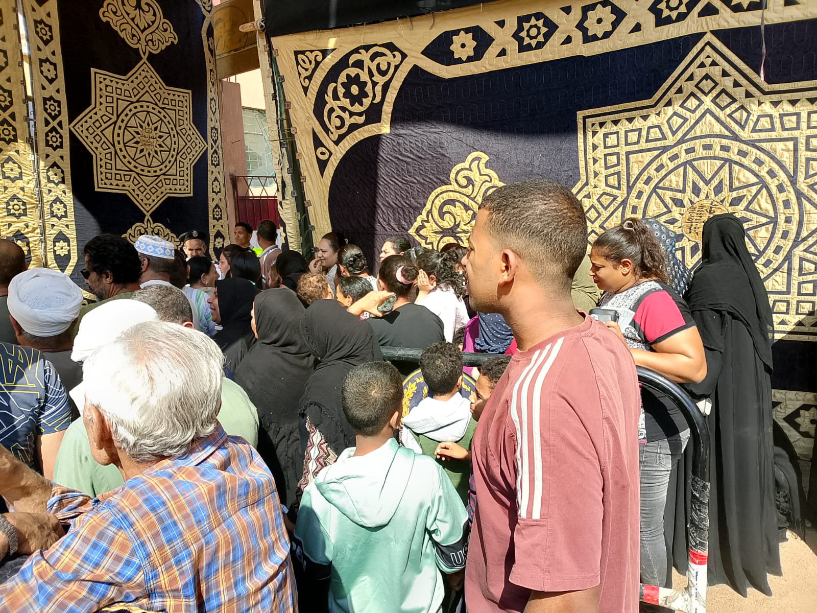 زحام شديد بمدينة أسوان