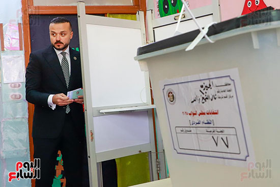 محمد الجارحى يدلى بصوته الانتخابى بالمدرسة اليابانية بالشيخ زايد (9)