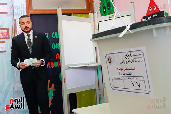 محمد الجارحى يدلى بصوته الانتخابى بالمدرسة اليابانية بالشيخ زايد (8)