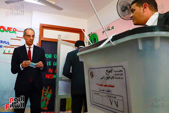 وزير الاتصالات يدلى بصوته فى انتخابات النواب (13)