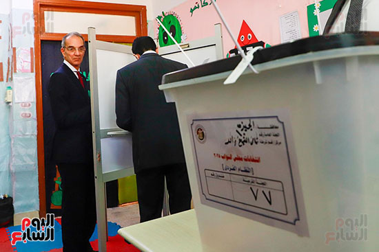 وزير الاتصالات يدلى بصوته فى انتخابات النواب (10)