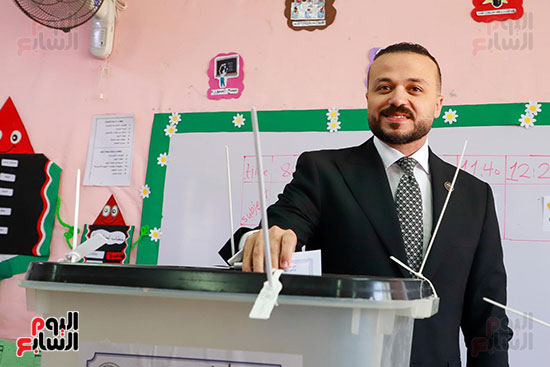 محمد الجارحى يدلى بصوته الانتخابى بالمدرسة اليابانية بالشيخ زايد (4)