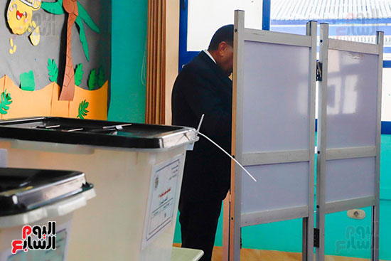 رئيس الوزراء يدلى بصوته فى انتخابات مجلس النواب (13)