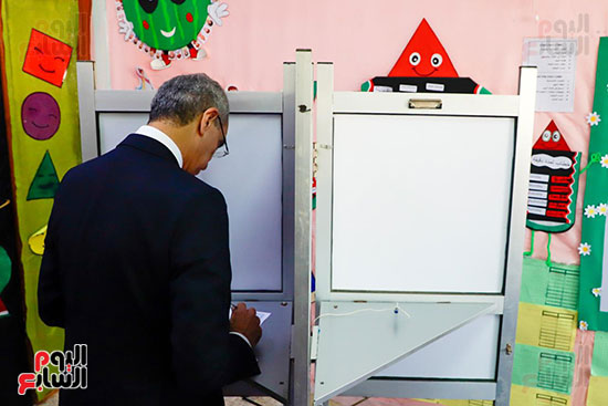 وزير الاتصالات يدلى بصوته فى انتخابات النواب (9)