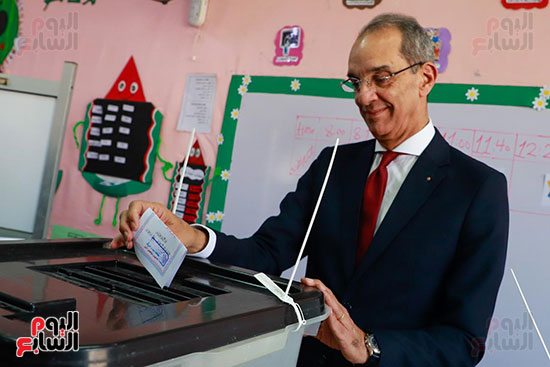 وزير الاتصالات يدلى بصوته فى انتخابات النواب (8)