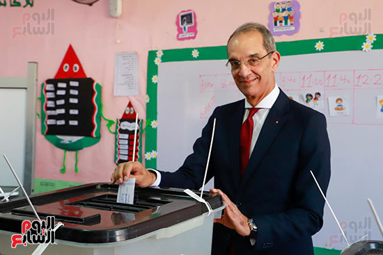 وزير الاتصالات يدلى بصوته فى انتخابات النواب (7)