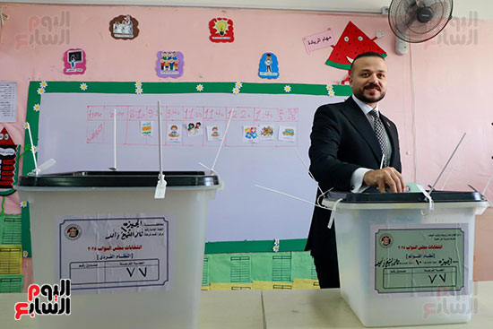 محمد الجارحى يدلى بصوته الانتخابى بالمدرسة اليابانية بالشيخ زايد (5)