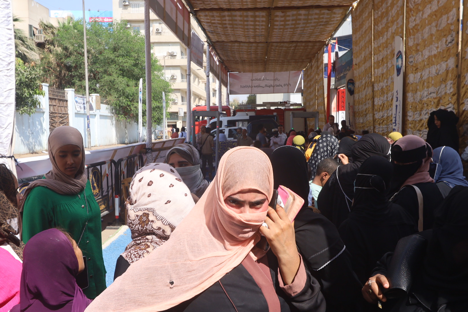 تواجد السيدات امام اللجان