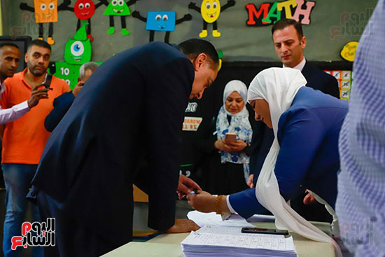 رئيس الوزراء يدلى بصوته فى انتخابات مجلس النواب (16)