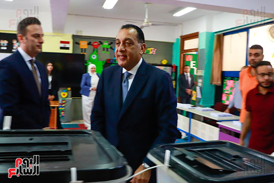 رئيس الوزراء يدلى بصوته فى انتخابات مجلس النواب (7)