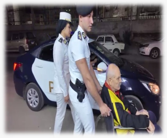 الشرطة تساعد مسنًا بالإسكندرية على الإدلاء بصوته فى انتخابات النواب (3)