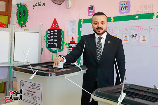 محمد الجارحى يدلى بصوته الانتخابى بالمدرسة اليابانية بالشيخ زايد (10)