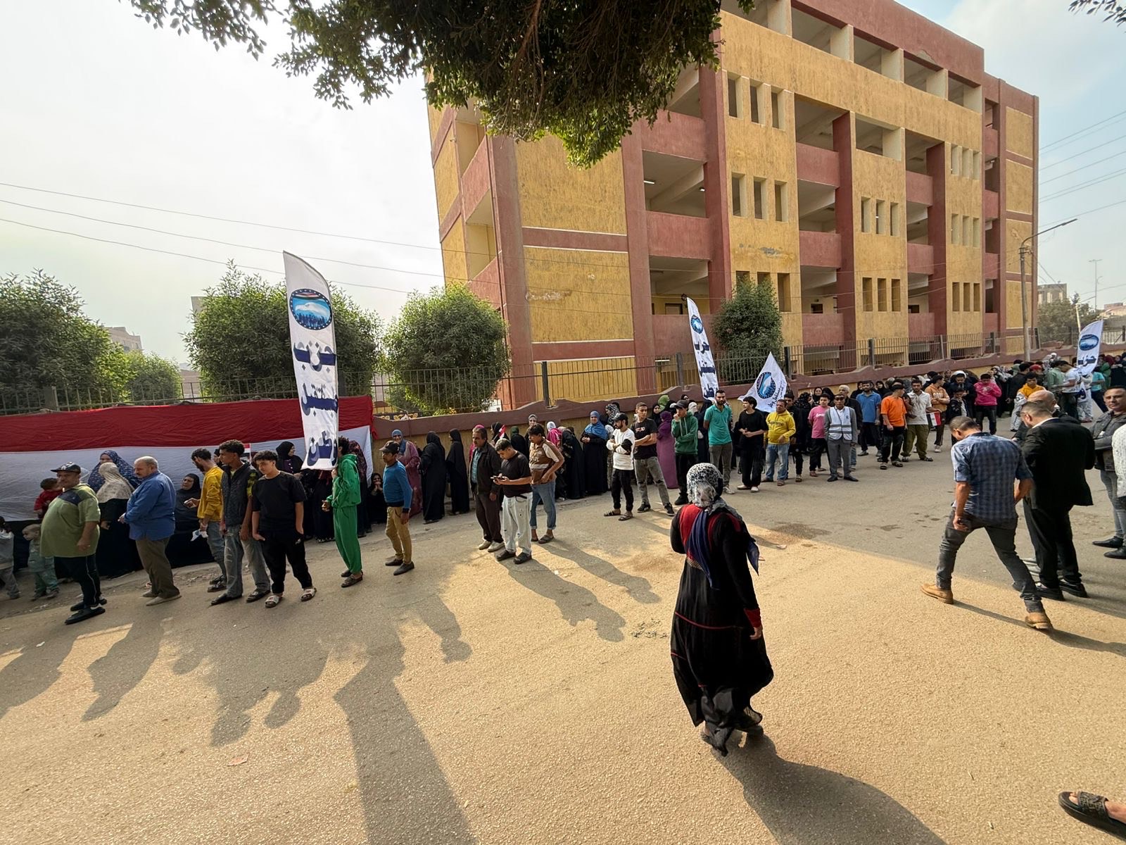 احتشاد للناخبين بالوراق  للتصويت بانتخابات مجلس النواب