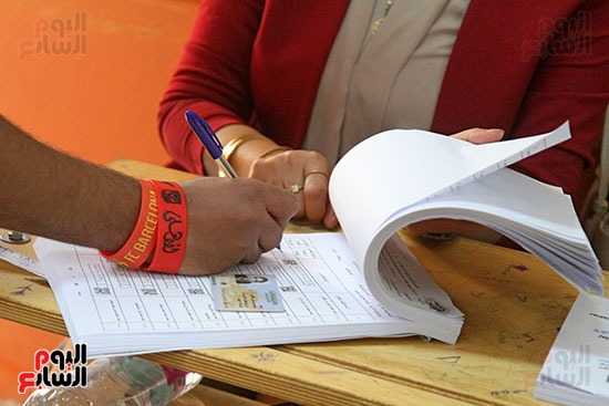 ناخب يرتدي حظاظة الأهلي