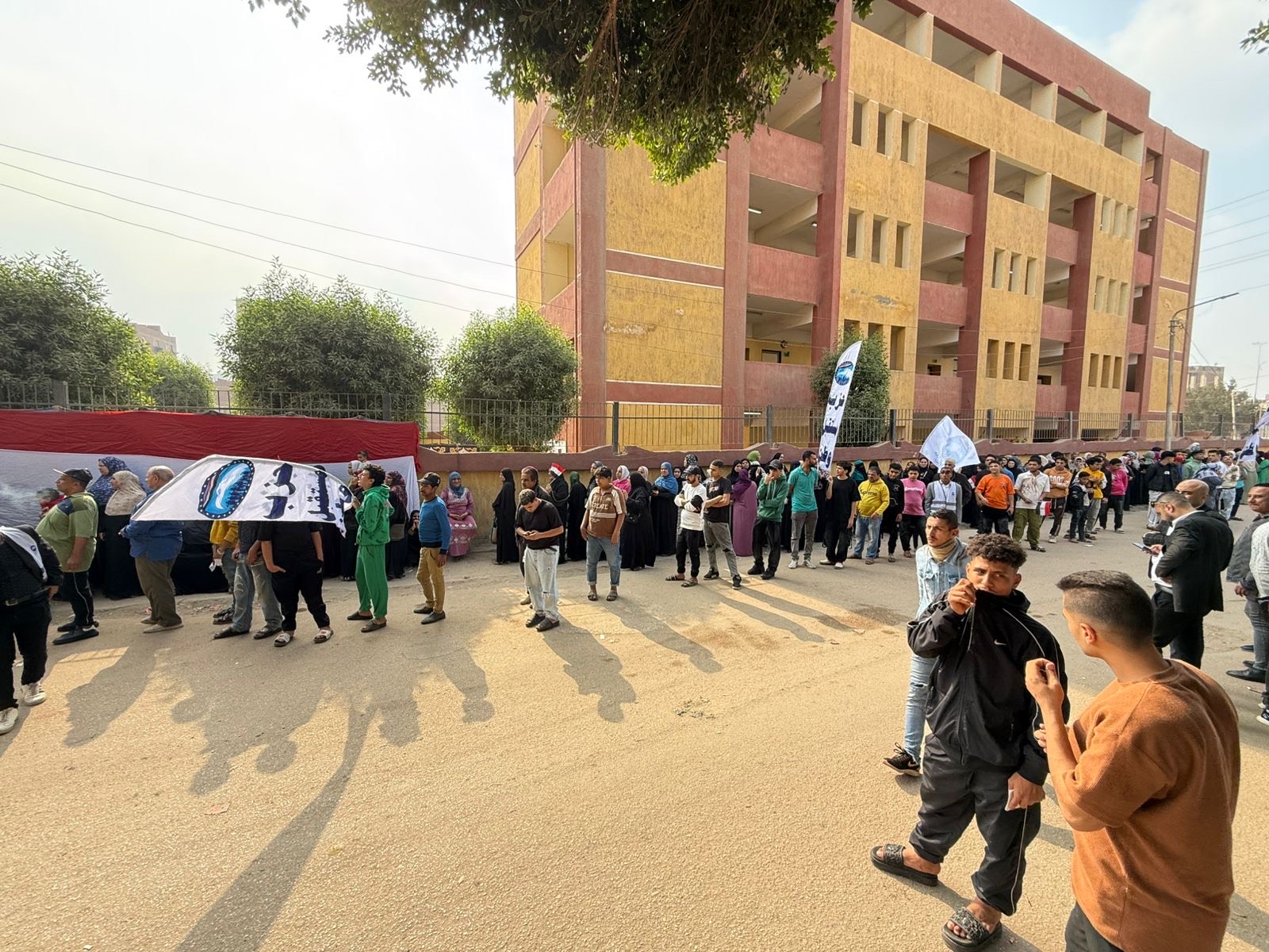 احتشاد للناخبين أمام مدرسة الاسراء بالوراق  للتصويت بانتخابات مجلس النواب