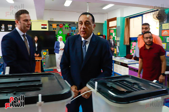 رئيس الوزراء يدلى بصوته فى انتخابات مجلس النواب (4)