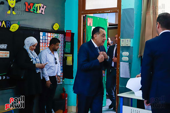 رئيس الوزراء يدلى بصوته فى انتخابات مجلس النواب (19)