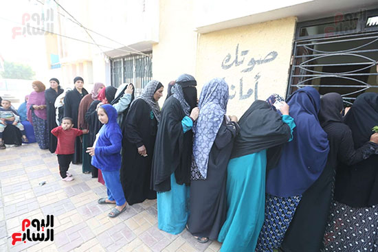 طوابير النساء تزين اللجان