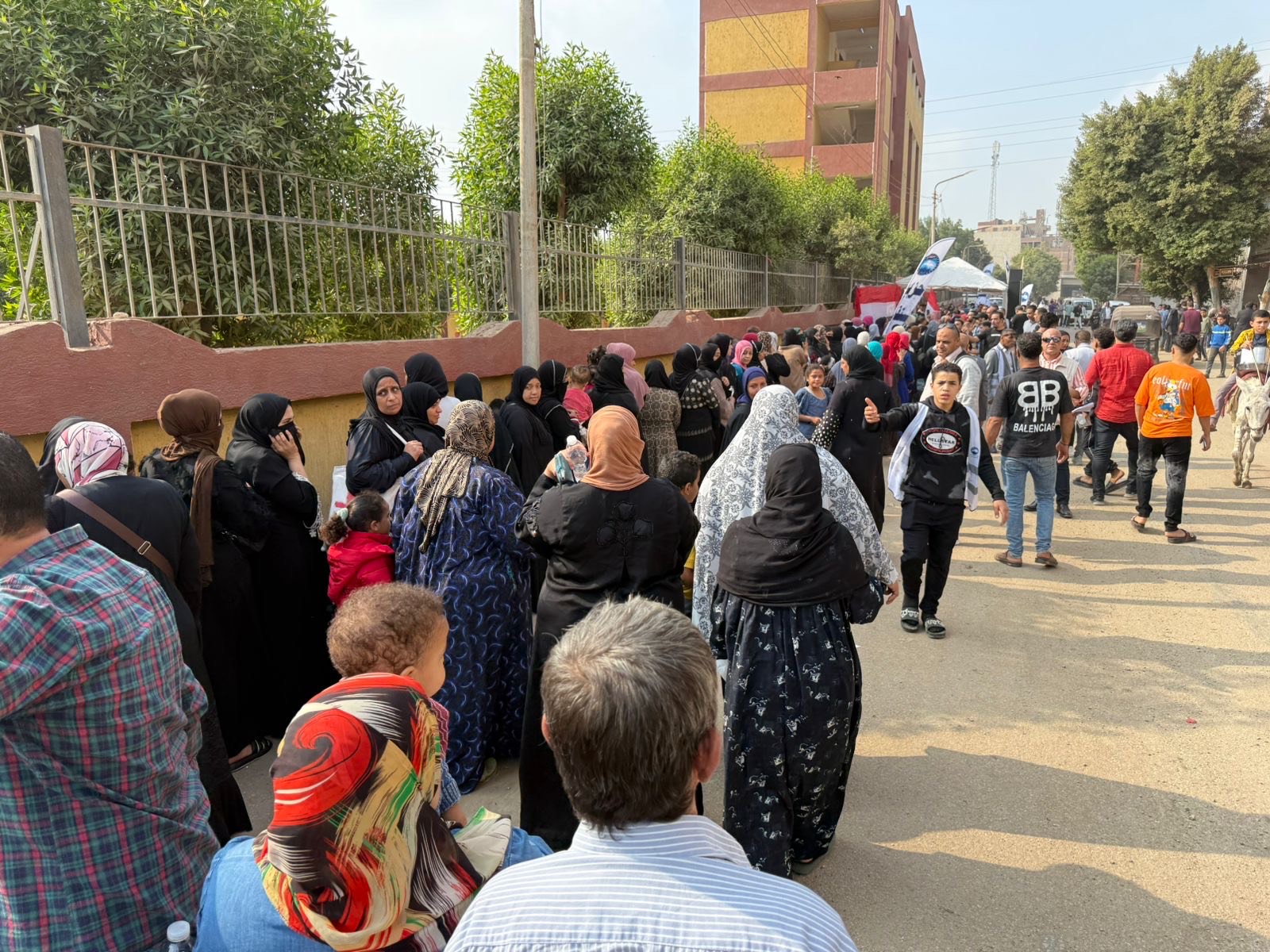 احتشاد للناخبين أمام مدرسة الاسراء بالوراق  ل