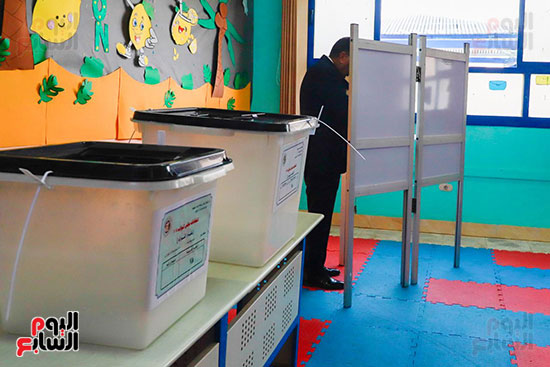 رئيس الوزراء يدلى بصوته فى انتخابات مجلس النواب (12)