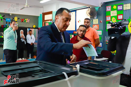 رئيس الوزراء يدلى بصوته فى انتخابات مجلس النواب (10)