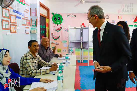 وزير الاتصالات يدلى بصوته فى انتخابات النواب (6)