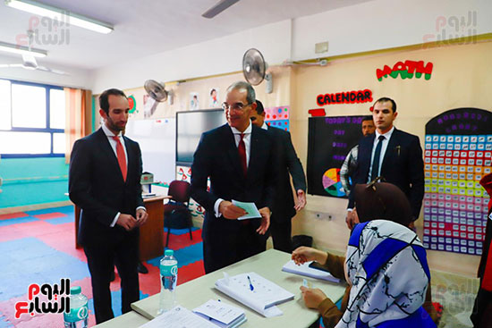 وزير الاتصالات يدلى بصوته فى انتخابات النواب (3)