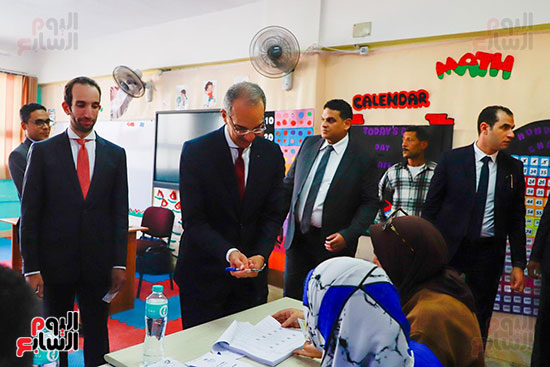 وزير الاتصالات يدلى بصوته فى انتخابات النواب (1)