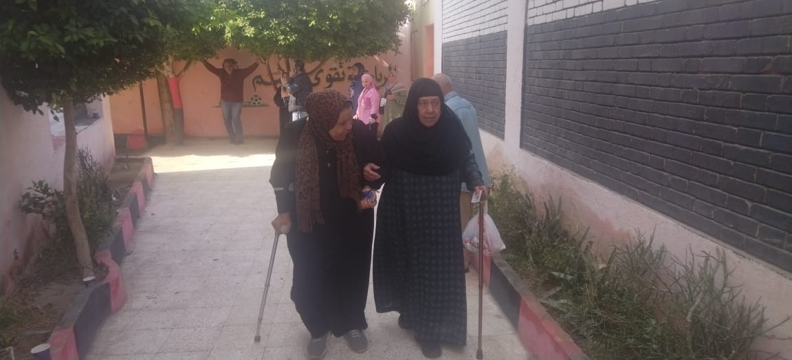 كبار السن يشاركون في الانتخابات